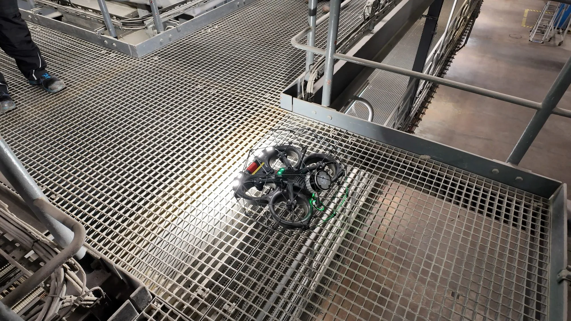 Elios 3 vor dem Start auf einem Gitterrost