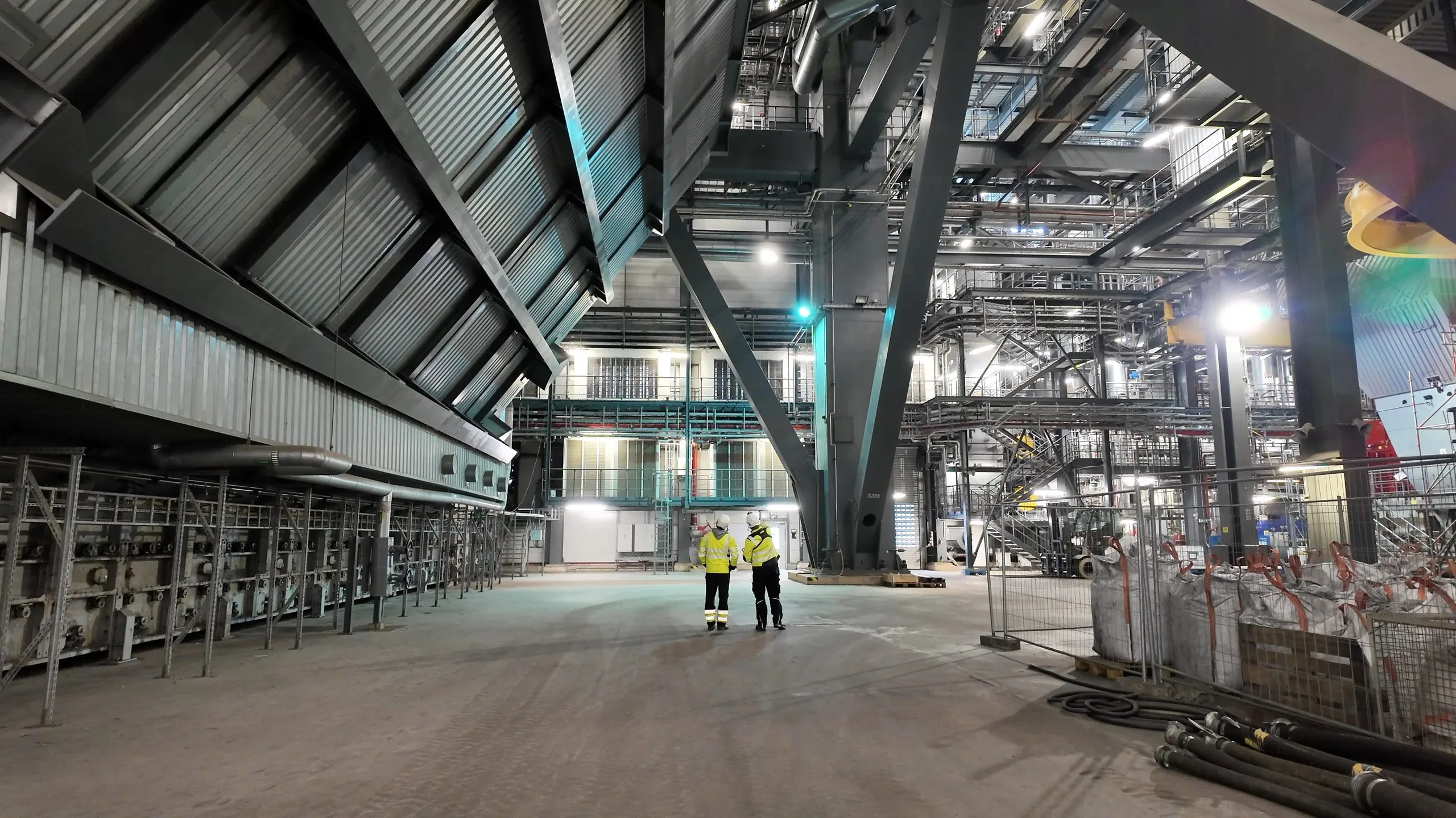 Inspektionsteam im Kesselhaus eines Kraftwerks